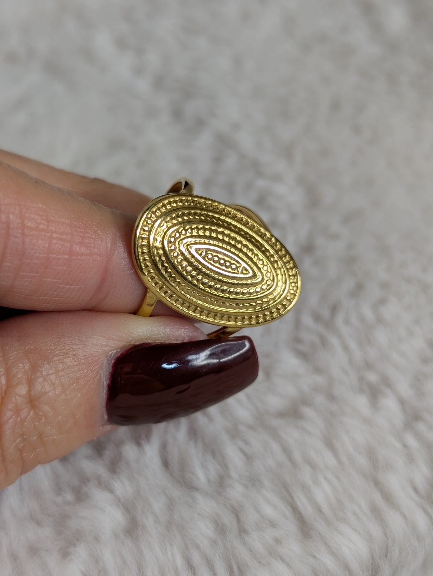 The Sonya Oval Medallion