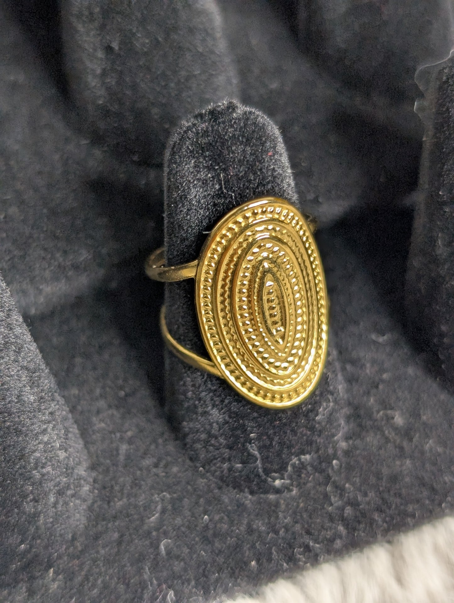 The Sonya Oval Medallion