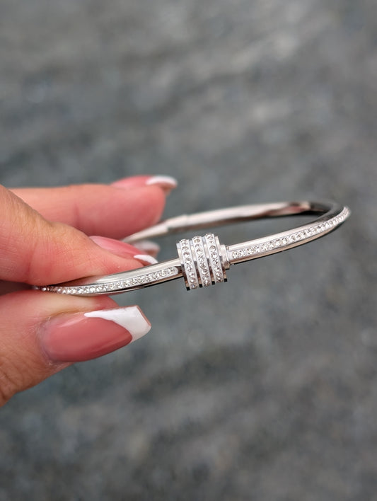 Love me knot Bangle